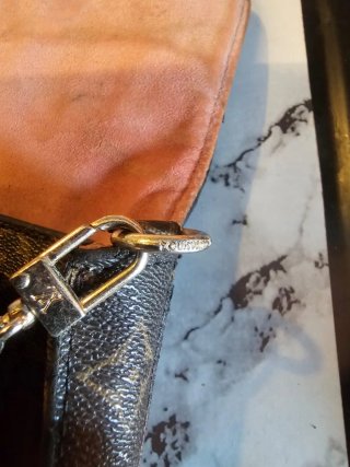 Borsa Louis Vuitton a tracolla con decorazione guf