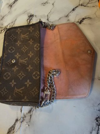 Borsa Louis Vuitton a tracolla con decorazione guf