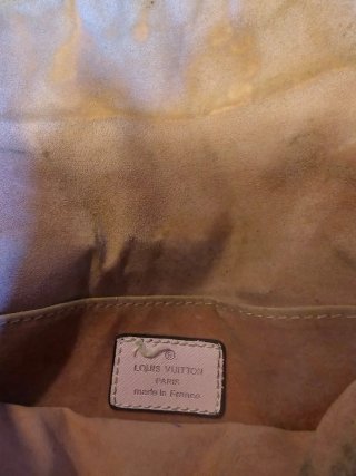 Borsa Louis Vuitton a tracolla con decorazione guf