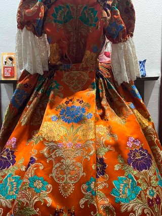 Traje de Fallera Naranja con Tejido Estupendo