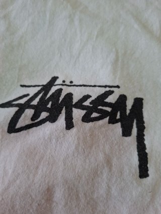 Camiseta Stüssy Blanca con Diseño Gráfico