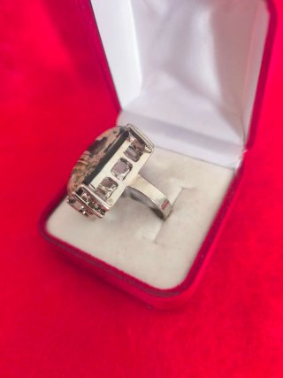 Anello dark-whimsicle con fiori secchi.