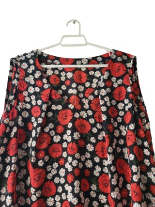 Blusa floral roja y negra