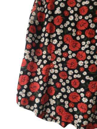 Blusa floral roja y negra