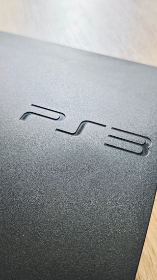 PlayStation 3 Slim + 2 mandos Sony