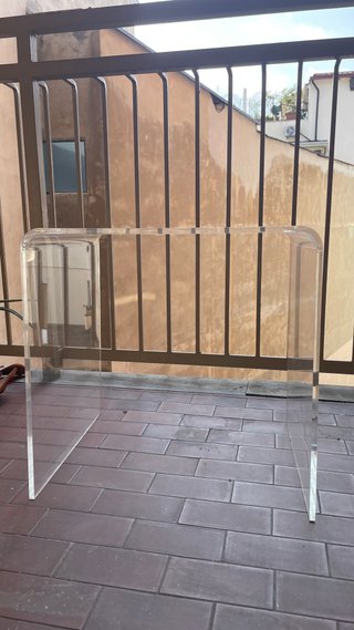 Tavolino in plexiglas trasparente