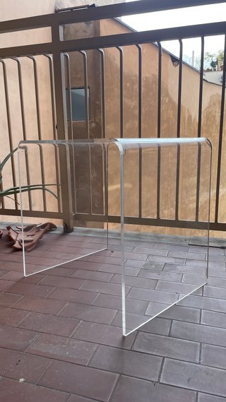 Tavolino in plexiglas trasparente