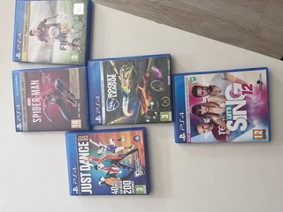 PS4 500GB + 5 Juegos (2 mandos no originales)