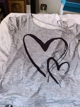 Camiseta gris con estampado de corazones