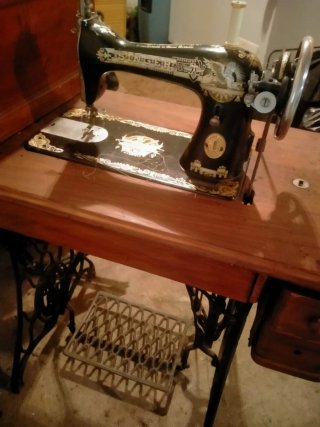 Máquina de coser antigua de madera y metal