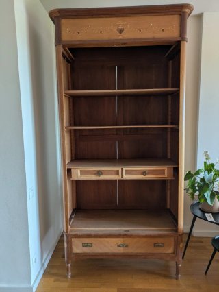 Estantería antigua de madera restaurada