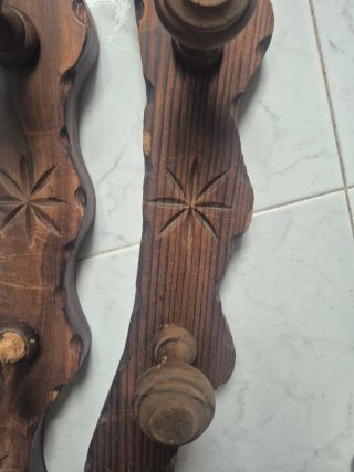 2 Percheros Rústicos de Madera