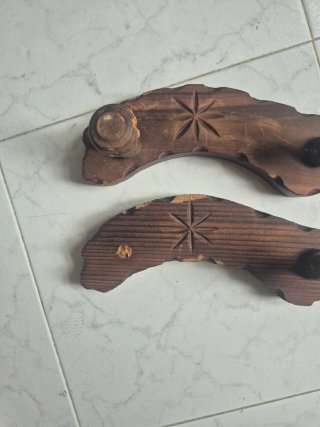 2 Percheros Rústicos de Madera