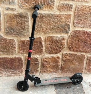 Patín infantil negro con ruedas