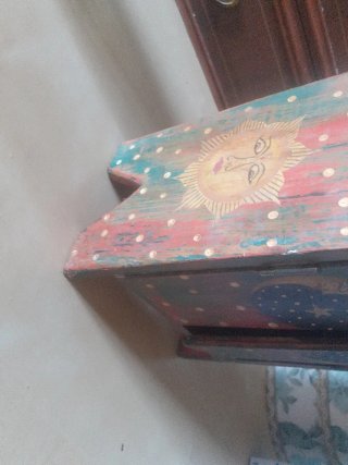 Caja de madera pintada a mano