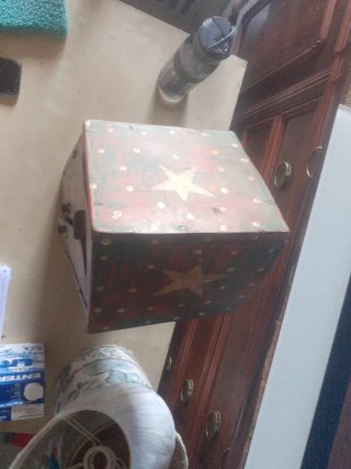 Caja de madera pintada a mano