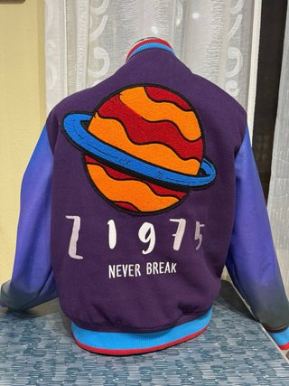 Chaqueta Varsity Morada y Azul