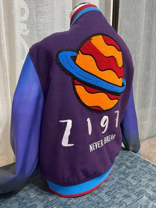 Chaqueta Varsity Morada y Azul