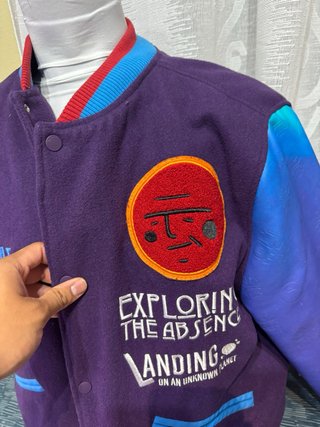 Chaqueta Varsity Morada y Azul