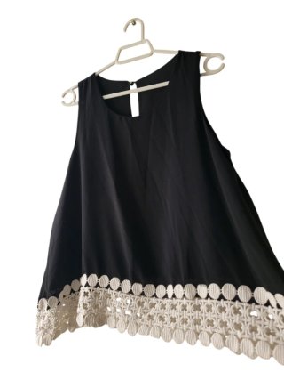 Blusa negra con encaje blanco