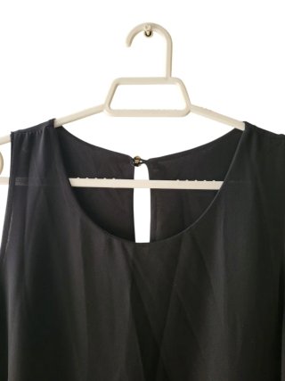 Blusa negra con encaje blanco