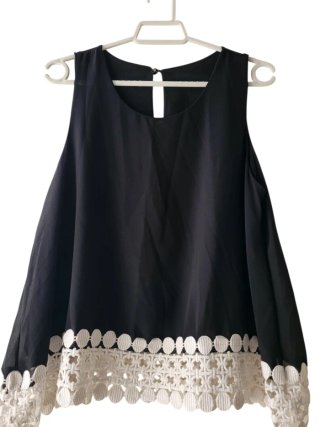 Blusa negra con encaje blanco