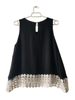 Blusa negra con encaje blanco
