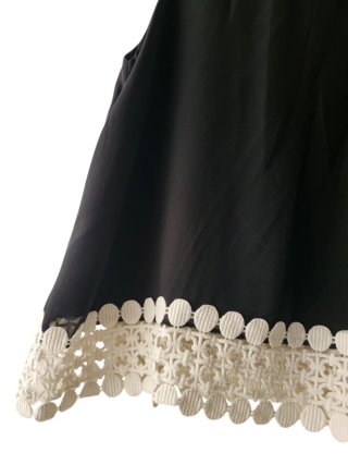 Blusa negra con encaje blanco
