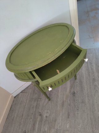Mesita auxiliar ovalada verde