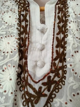 Camisola bordada blanca