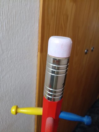 Perchero infantil multicolor diseño lápiz