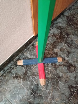 Perchero infantil multicolor diseño lápiz