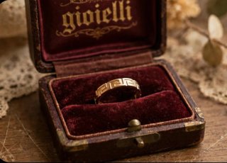 Anello in oro 18k con disegno geometrico