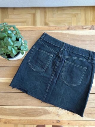 Falda Zara efecto piel serpiente negra