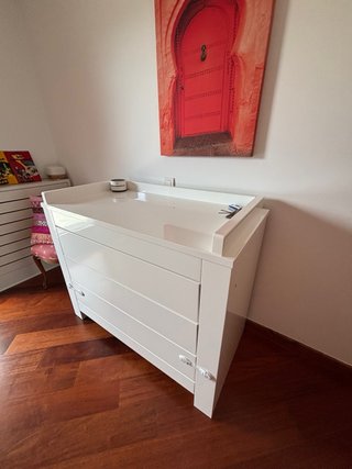Cómoda infantil blanca con pestillos