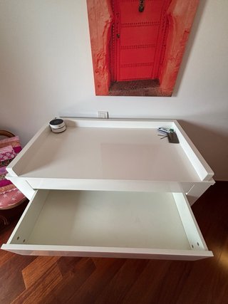 Cómoda infantil blanca con pestillos