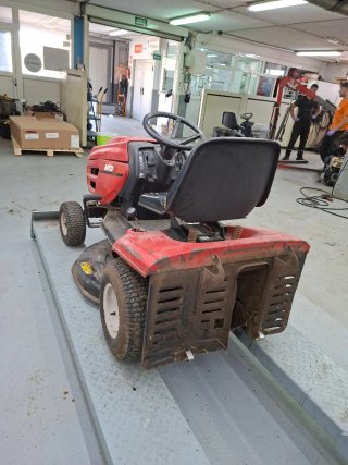 Tractor cortacésped MTD J/130