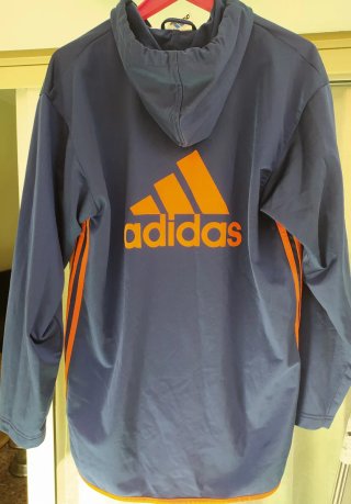 Chándal Adidas Azul y Naranja con capucha.