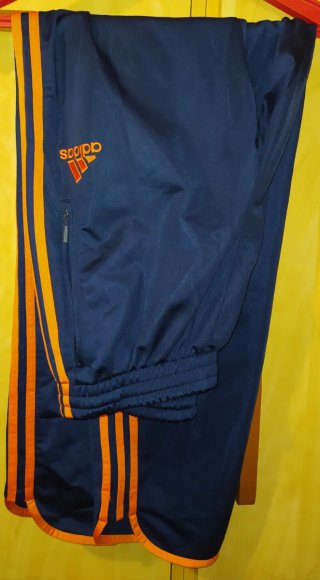 Chándal Adidas Azul y Naranja con capucha.