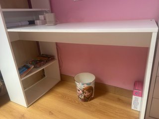 Escritorio juvenil con librería