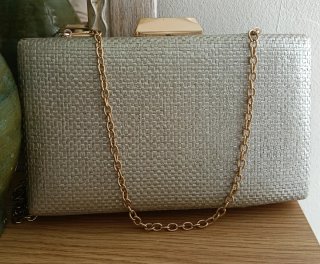 Sandalias y bolso a juego