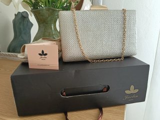 Sandalias y bolso a juego