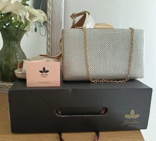 Sandalias y bolso a juego