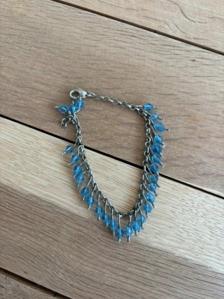 Pulsera plateada con abalorios azules