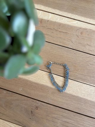Pulsera plateada con abalorios azules