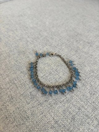 Pulsera plateada con abalorios azules