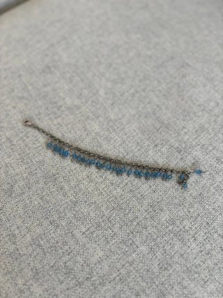 Pulsera plateada con abalorios azules
