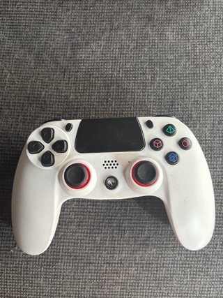 PS4 (PlayStation 4) con mando Raptor blanco