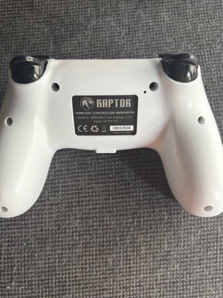 PS4 (PlayStation 4) con mando Raptor blanco