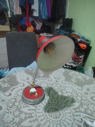 Lámpara de mesa roja y plateada